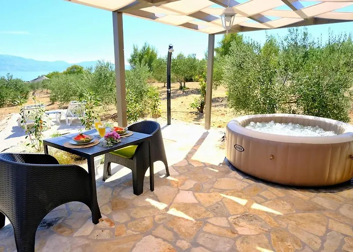 Olive Garden With Hot Tub *