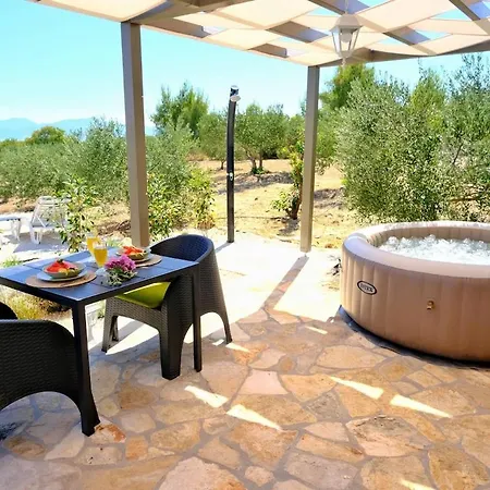 Olive Garden With Hot Tub *