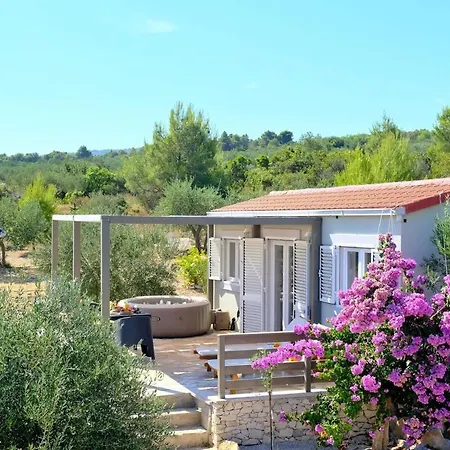 Olive Garden With Hot Tub * Mirce