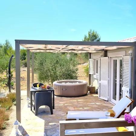 Olive Garden With Hot Tub