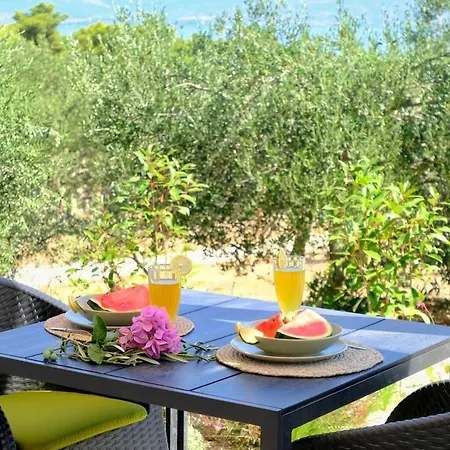 Olive Garden With Hot Tub Prázdninový dům