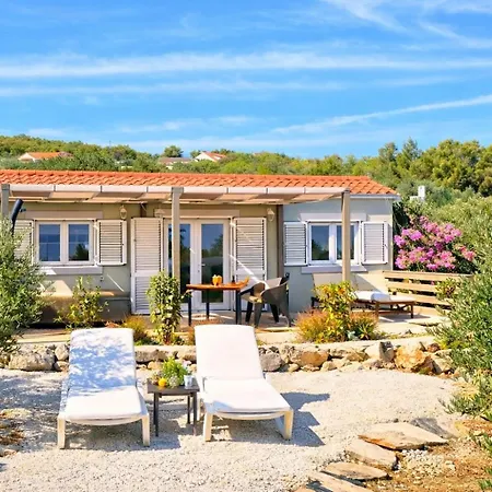 펜션 Olive Garden With Jacuzzi And Privacy Mirce
