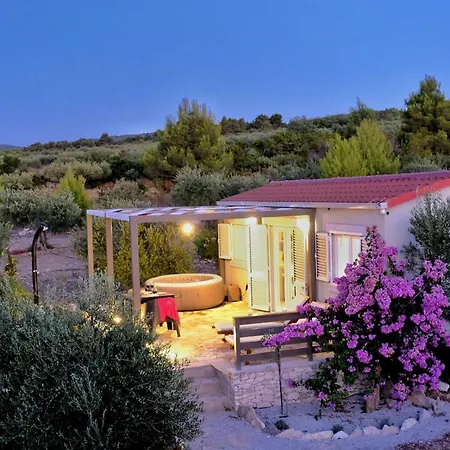 Ferienhaus Olive Garden With Hot Tub