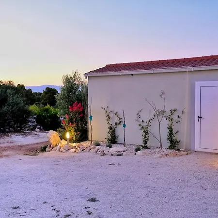 Ferienhaus Olive Garden With Hot Tub Mirce