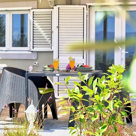 Olive Garden With Hot Tub Ferienhaus Mirce