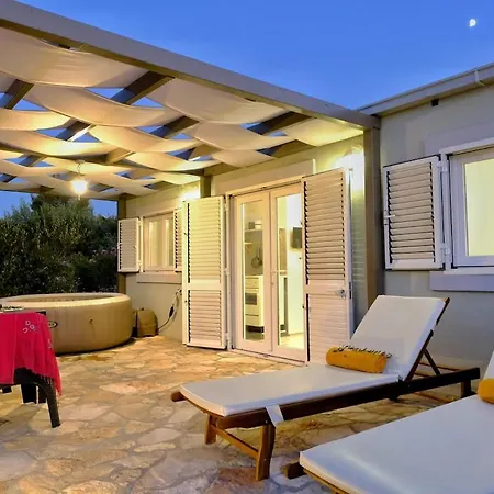 Ferienhaus Olive Garden With Hot Tub Mirce