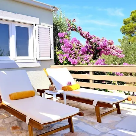 Olive Garden With Hot Tub Ferienhaus Mirce