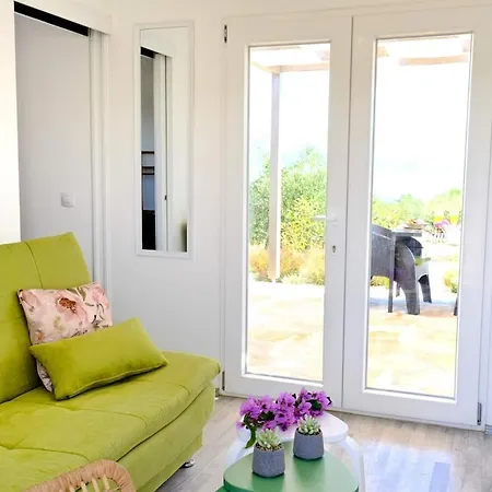 Ferienhaus Olive Garden With Hot Tub Mirce