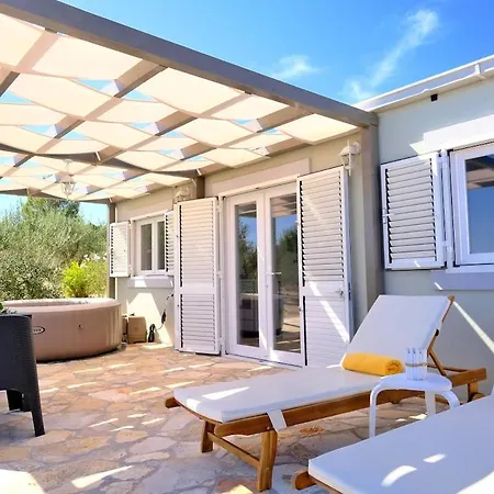 Olive Garden With Hot Tub Ferienhaus Mirce